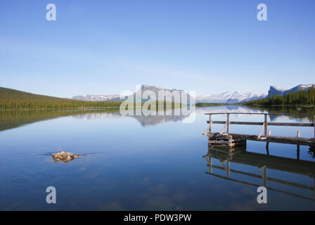 La bellezza del Deserto Laponia - lago di acqua Laitaure riflessioni Foto Stock