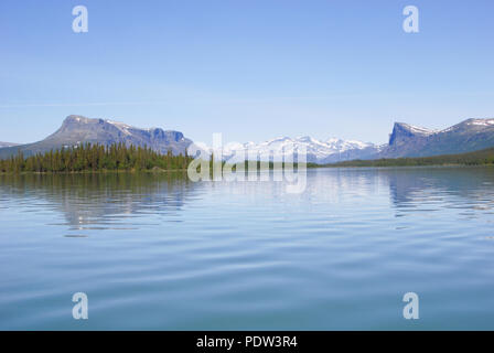 La bellezza del Deserto Laponia - lago di acqua Laitaure riflessioni. Foto Stock