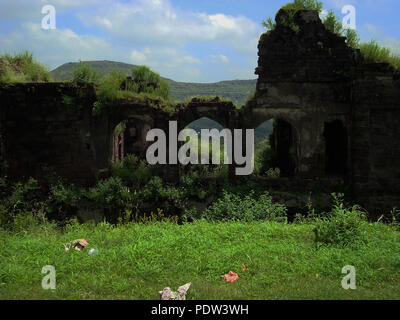 Abbandonato il vecchio castello in rovina Foto Stock