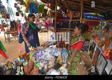 Pressione di stallo di souvenir al Kankalitala mandir complesso Prantik vicino stazione ferroviaria nel quartiere Birbhum, West Bengal, India. Si tratta di uno dei Shakti Pit Foto Stock