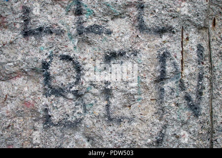 Dipinti murali lungo sezioni originali del muro di Berlino, Germania. Foto Stock