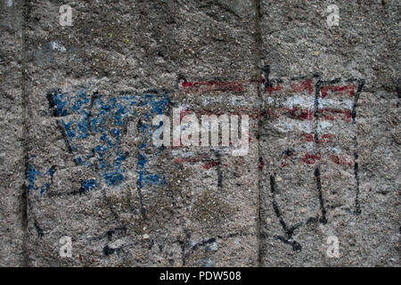 Dipinti murali lungo sezioni originali del muro di Berlino, Germania. Foto Stock