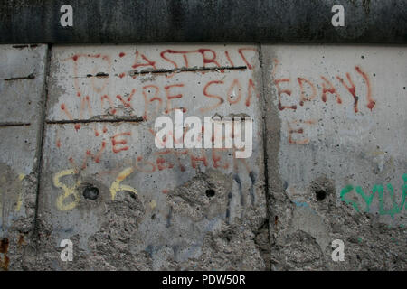 Dipinti murali lungo sezioni originali del muro di Berlino, Germania. Foto Stock