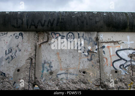 Dipinti murali lungo sezioni originali del muro di Berlino, Germania. Foto Stock