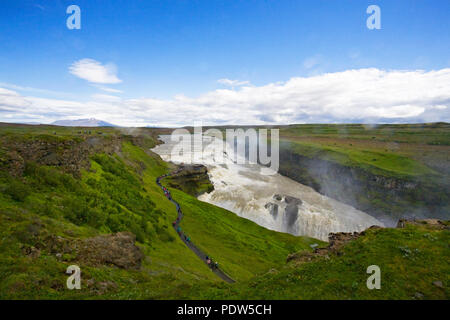 Nel sud dell'Islanda, migliaia di turisti ogni giorno escursione i percorsi nei pressi di Cascate Gullfoss, uno di Islanda più visitate attrazioni turistiche. Foto Stock