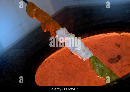 Indian Independence Day Special spiedini di pollo in Tandoor Foto Stock