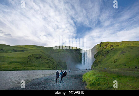 Skogafoss cascata, nei pressi del villaggio di Skogar, Islanda, è uno degli islandesi più visitato le attrazioni turistiche. La cascata scende 180 piedi. Foto Stock