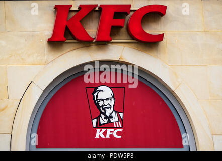 La Polonia, Cracovia - Marzo 20, 2018: KFC firmare con il logo su un ristorante fast food. Foto Stock