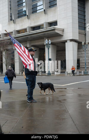 Protester della seconda prova della professione del Malheur Wildlife Refuge tenendo una bandiera americana di fronte al palazzo di giustizia. Foto Stock