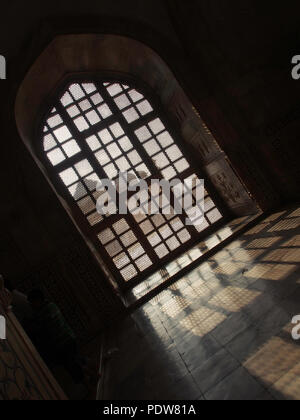 Vista attraverso un schermo di marmo da interno del Taj Mahal di Agra, Uttar Pradesh, India Foto Stock