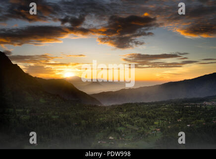 Vista panoramica dalla cima del Monte Bromo view point, in bromo Tengger Semeru National Park, Java Orientale, Indonesia. Foto Stock