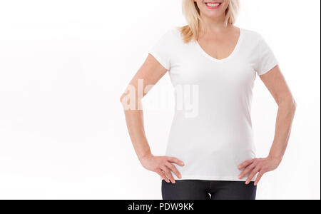 T-shirt design e concetto di persone - close up della donna in bianco in bianco shirt, camicia isolata anteriore. Mock up. Foto Stock