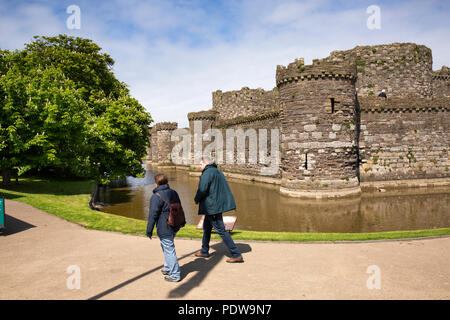 Nel Regno Unito, in Galles, Anglesey, Beaumaris, visitatori nei giardini del castello di fossato a fianco Foto Stock