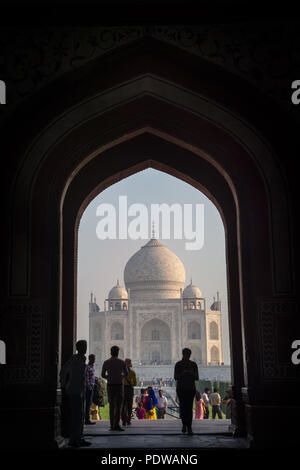 AGRA, India - 2 maggio : Taj Mahal (corona di palazzi), un bianco-avorio mausoleo di marmo sulla riva sud del fiume Yamuna in Agra, Uttar Pradesh, indi Foto Stock