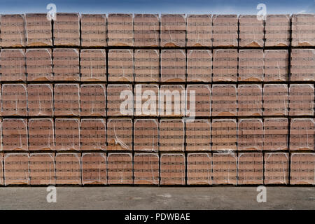 Edificio rosso dei mattoni in pile e le righe sulla parte superiore di ciascun altro Foto Stock