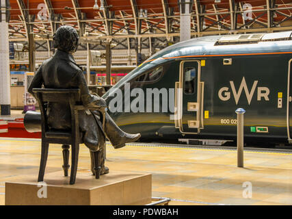 Statua di Isambard Kingdom Brunel su Londra Paddington Railway Station con un nuovo Great Western Railway in treno in background Foto Stock