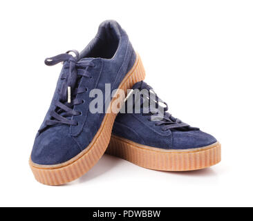 Sneakers blu su alta suole in grigio e blu isolato su uno sfondo bianco Foto Stock