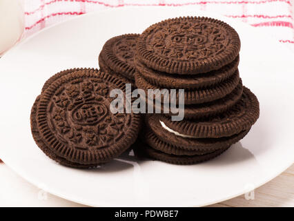 SAMARA, Russia - 3 dicembre 2017: Oreo cookie al cioccolato impilati, servita latte, editoriale illustrativa Foto Stock