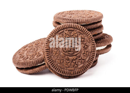 SAMARA, Russia - 3 dicembre 2017: Oreo cookie al cioccolato impilati isolato su uno sfondo bianco, editoriale illustrativa Foto Stock