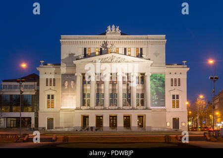 Riga, Lettonia - 23 Marzo 2018: vista dell'Opera Nazionale Lettone e del Balletto di notte Foto Stock