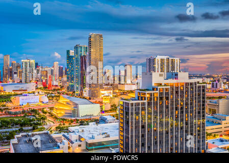 Miami, Florida, Stati Uniti d'America lo skyline di antenna al crepuscolo. Foto Stock