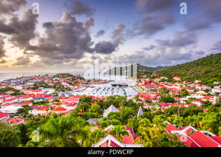 Gustavia, St. Barths skyline della città dei Caraibi al crepuscolo. Foto Stock