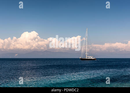 Imbarcazione a vela in mare Ionio in Grecia Foto Stock