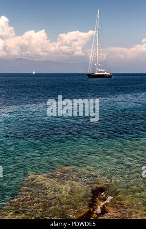 Imbarcazione a vela in mare Ionio in Grecia Foto Stock
