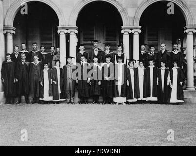 214 StateLibQld 1 126411 Gruppo di Queensland gli studenti universitari, raffigurato all'St. Lucia campus, ca. 1912 Foto Stock