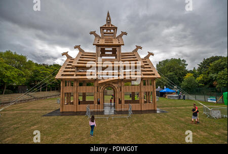 Una ricreazione di cartone di un Viking doga chiesa costruita per celebrare Wirral esclusivo della storia vichinga e norreni connessioni, va sul display in Ashton Park, West Kirby. Come parte dell'artista francese Olivier Grossetete perso Castelli Progetto Arte, sei strutture ornati sono state costruite intorno al Liverpool città regione utilizzando niente più di scatole di cartone e copiose quantità di nastro adesivo. Foto Stock