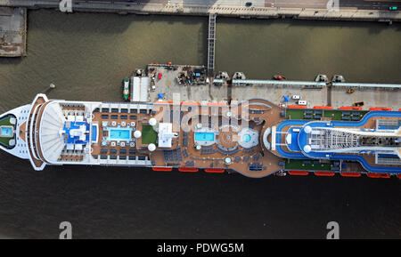 Vista aerea del ponte della MS Royal Princess nave da crociera al molo di Liverpool, Regno Unito Foto Stock