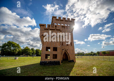 Una ricreazione di cartone di Miller il castello, che sorgeva a Bootle nei primi anni del XIX secolo, va sul display in North Park, Bootle, Sefton. Come parte dell'artista francese Olivier Grossetete perso Castelli Progetto Arte, sei strutture ornati sono state costruite intorno al Liverpool città regione utilizzando niente più di scatole di cartone e copiose quantità di nastro adesivo. Foto Stock