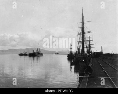 237 StateLibQld 1 16426 navi sul porto esterno, Townsville, Queensland Foto Stock