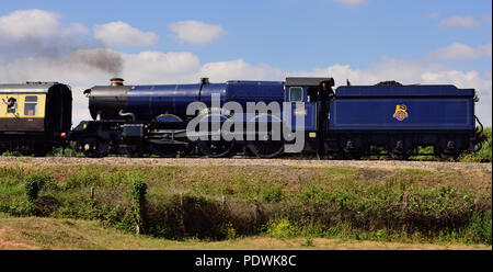 Treno a vapore che arrivano a Goodrington sul Dartmouth Steam Railway, trainati da GWR re locomotiva Classe n. 6023 King Edward II, in esecuzione prima gara. Foto Stock