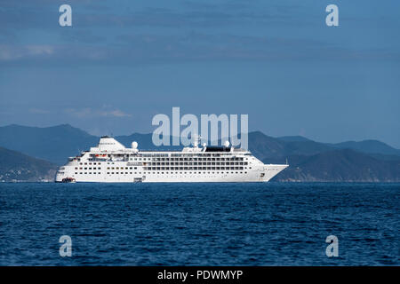 Crociera SilveSea nave ancorata al largo della costa della Prtofino, Italia. Foto Stock
