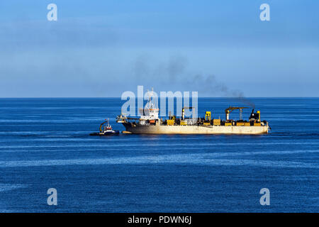 Trailing tramoggia di aspirazione draga essendo assistita da un rimorchiatore, Medeterranean Mare Foto Stock