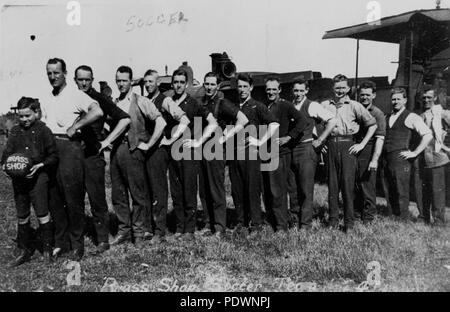 273 StateLibQld 1 76382 Soccer team del negozio in ottone presso la stazione di workshop, Ipswich, 1924 Foto Stock