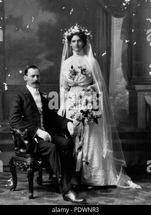 273 StateLibQld 1 76702 Thomas Jones e Eliza (nee Savage) il giorno delle nozze, 6 Agosto 1913 Foto Stock