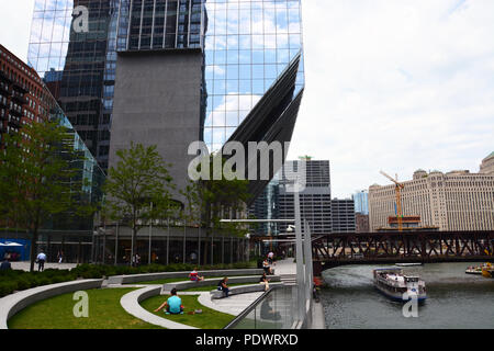 Completato nel 2017, 150 N Riverside Plaza di Chicago è un 53-piani torre che sostiene a sbalzo fuori da un nucleo centrale che richiedono solo il 25% della partita. Foto Stock