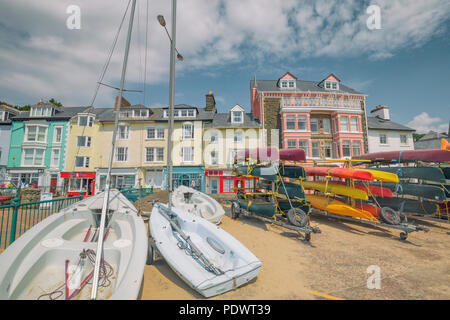 ABERDOVEY, Wales, Regno Unito - 15 LUG 2018: barche a vela e kayak colorati sul porto a bright giorno di estate Foto Stock