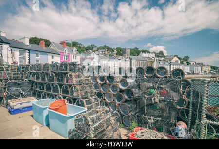 Varie attrezzature per la pesca nel centro del villaggio a Aberdovey in Galles, Regno Unito Foto Stock