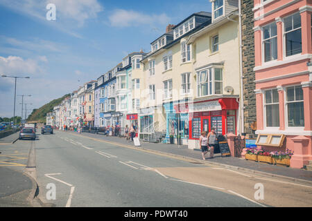 ABERDOVEY, Wales, Regno Unito - 15 LUG 2018: facciate di edifici colorati nel centro del borgo costiero a Aberdovey. Foto Stock