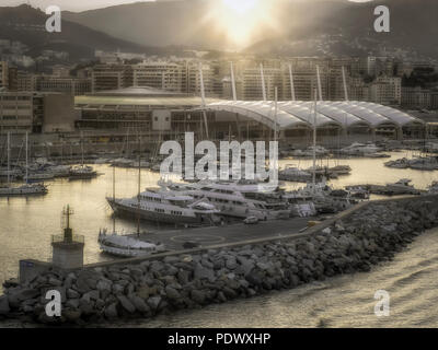 GENOVA, ITALIA - 19 MAGGIO 2018: Vista della città sul porto all'alba Foto Stock