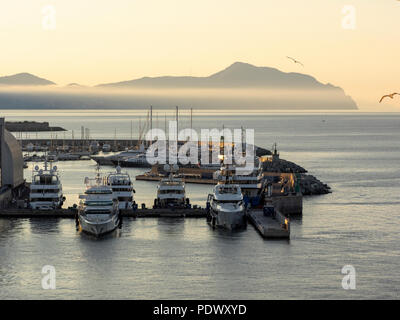 GENOVA, ITALIA - 19 MAGGIO 2018: Vista del Porto con colline nebbie sullo sfondo Foto Stock