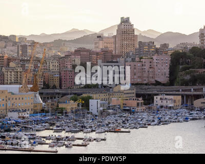 GENOVA, ITALIA - 19 MAGGIO 2018: Vista della città sul porto all'alba Foto Stock