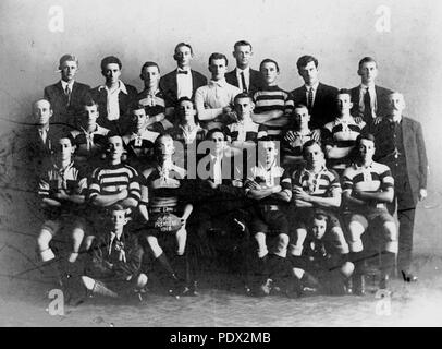 244 StateLibQld 1 182439 Sandgate Football Club, Premiers nel 1918 Foto Stock