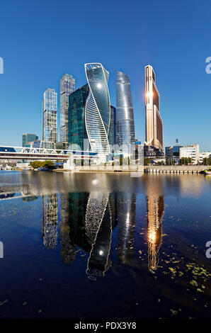 Alti edifici di Moscow International Business Center (MIBC), noto anche come "Moscow City', che si riflette nel fiume Moskva. Mosca, Russia. Foto Stock