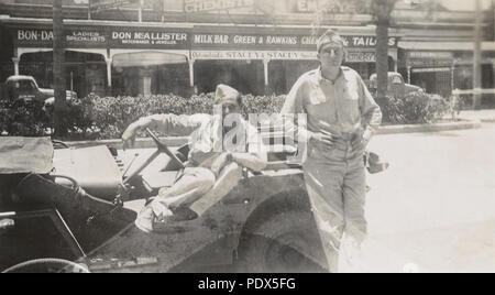 256 StateLibQld 250404 1 soldati americani in una jeep nella via principale di Townsville Foto Stock