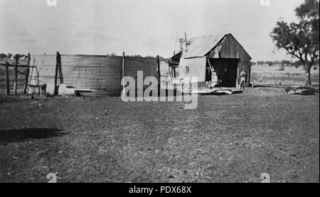 260 StateLibQld 1 291771 Acqua serbatoio di stoccaggio e versato sulla proprietà a monte della stazione di abbondanza, ca. 1929 Foto Stock