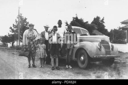 261 StateLibQld 1 294627 fotografia di famiglia, Caloundra, 1950 Foto Stock